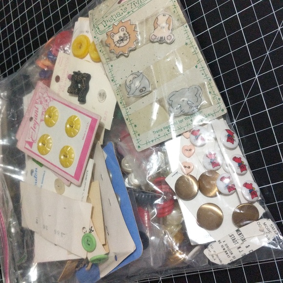 Modest vintage button bundle over 2lbs - Picture 4 of 8